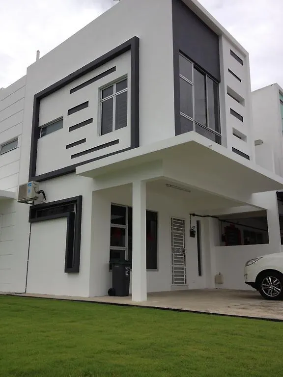 Comfort Holiday Home @ Bukit Indah Johor Bahru 0*,  Malaysia